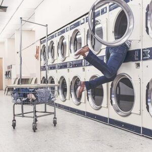 Vaskemaskinens historie: Fra vridemaskiner til smarte teknologier