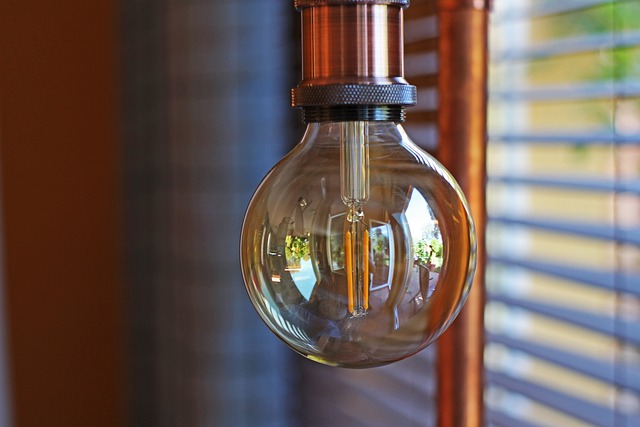 Lys op i din indretning med en stilfuld standerlampe fra Chic Antique